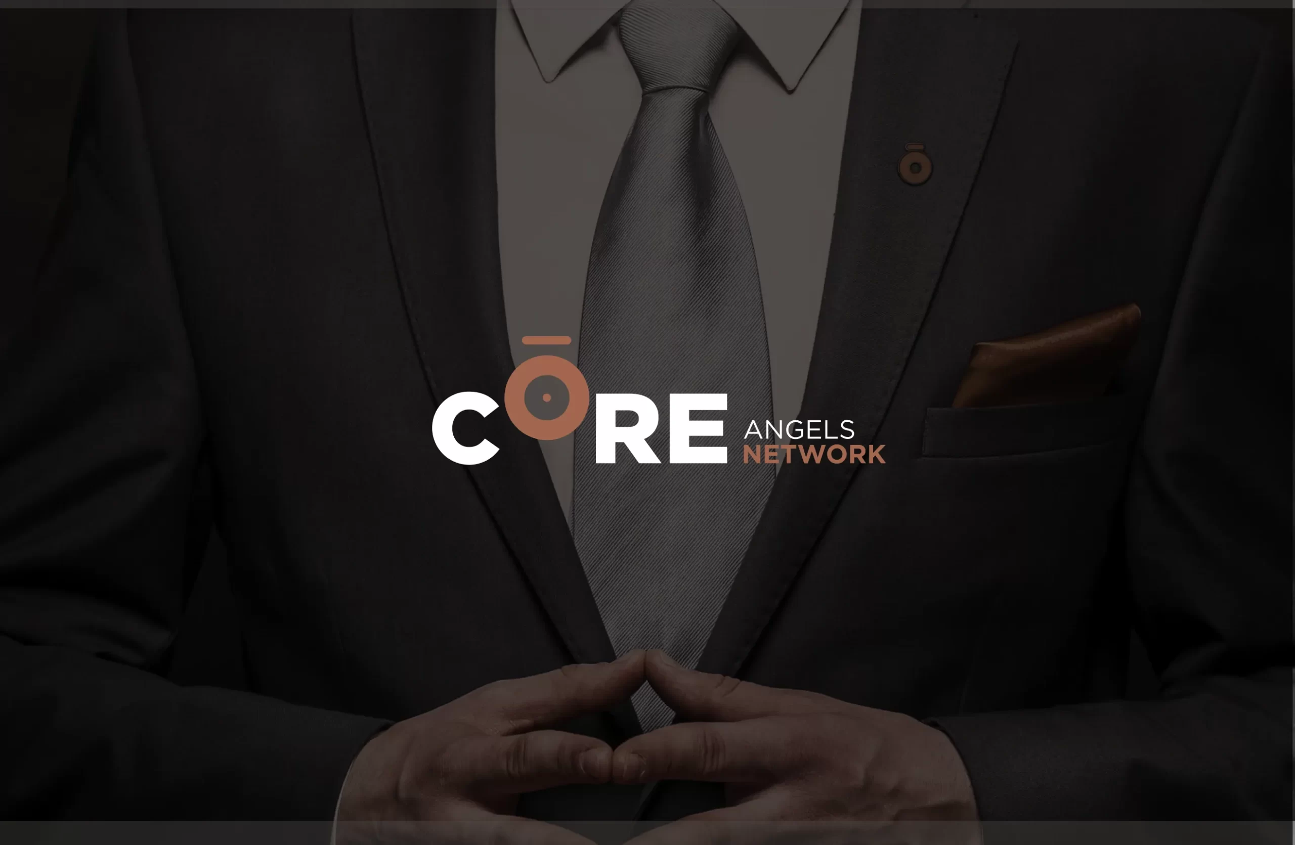 Identidade corporativa Core Angels Network, imagem de executivo com fato e gravata, marca desenvolvida pela Tekna Creative.