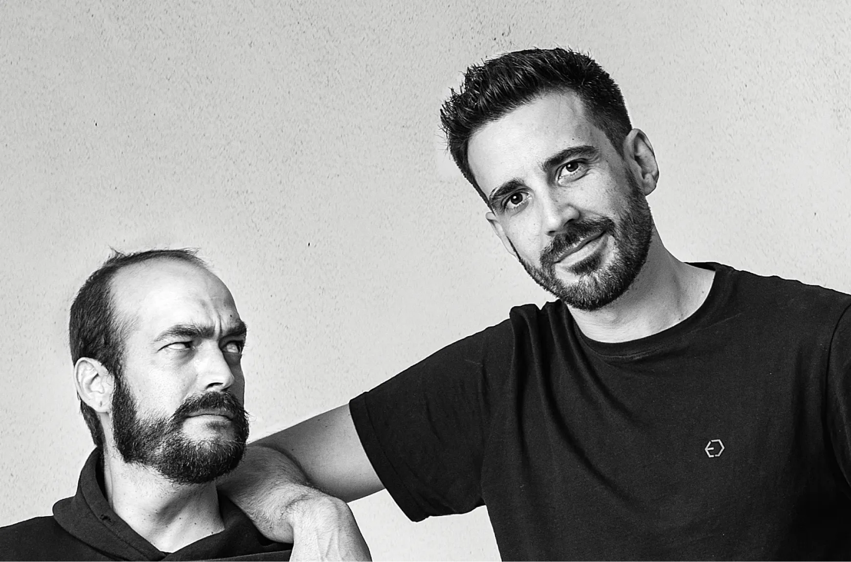 Retrato dos fundadores da Tekna Creative em preto e branco, foco em equipa criativa e liderança em design estratégico.