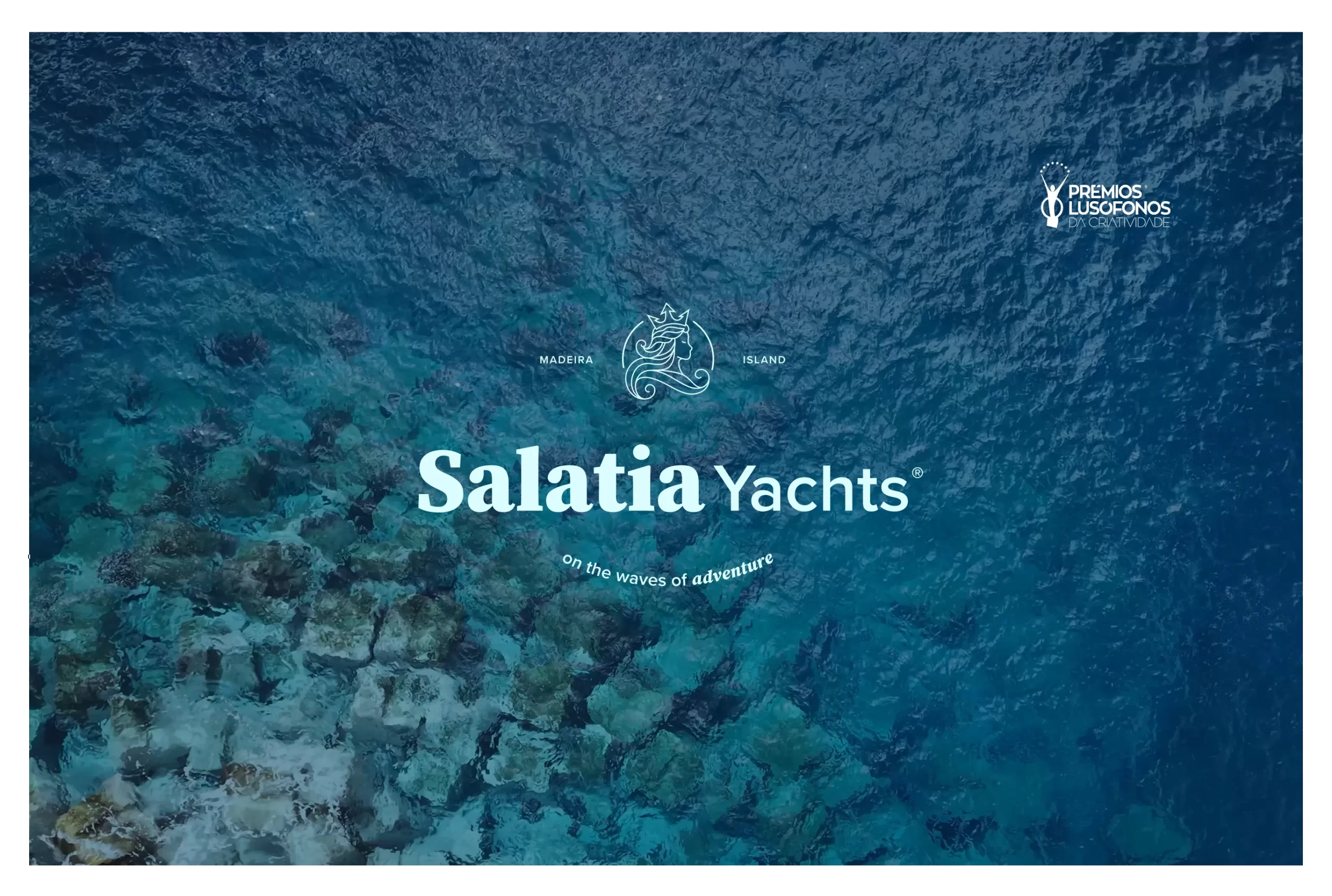 Branding para Salatia Yachts, capa com oceano azul e logótipo elegante no centro, projeto assinado por Tekna Creative.